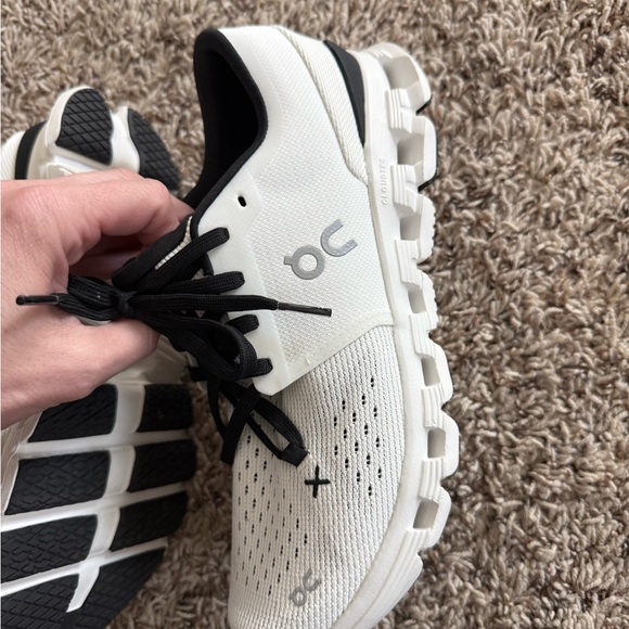 On Running White and Black Athletic Shoes cloud x4 style - Picture 6 of 6